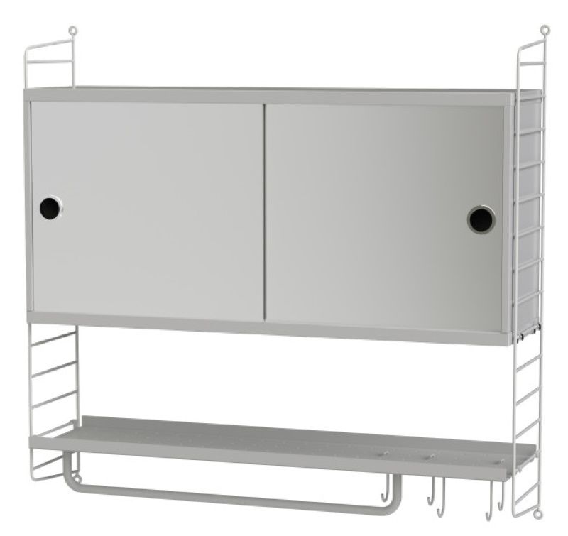 String Badezimmer Wandregal mit Schiebetüren, Handtuchhalter und Ablage in Grau.